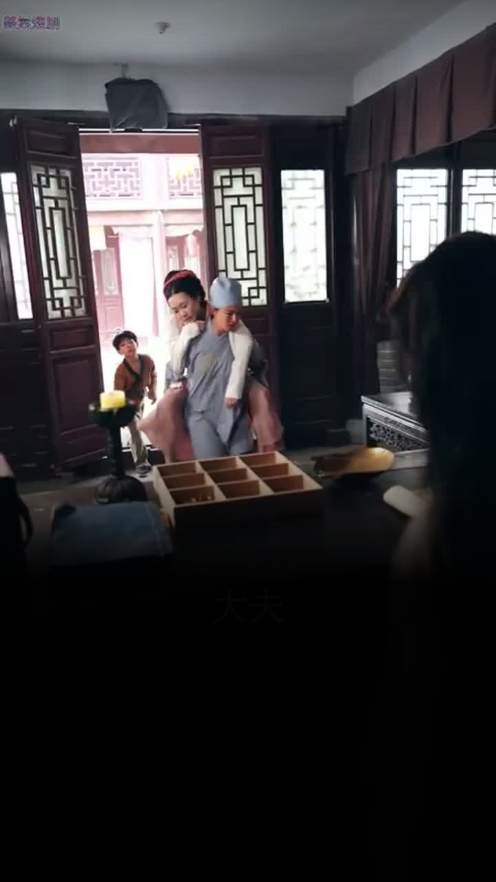5歲男孩賣身救母卻無人搭理，只有豪門老太隨手丟下一個戒指救他一命，豈料男孩竟是福星轉世！一指改變老太太命運被帶回豪門繼承家業，人生逆轉！