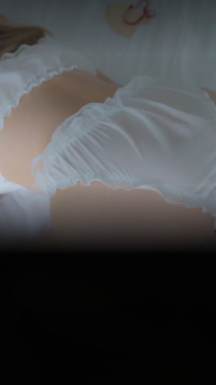 视频1原创乱伦性欲极强的表妹求操，鸡巴都不够她用的，自己自慰不说了，还用自慰棒，假鸡巴辅助她自慰，真是受不了她了，全程开启自动驾驶模式，自己给自己玩嗨了，射精射的她屁眼直流！