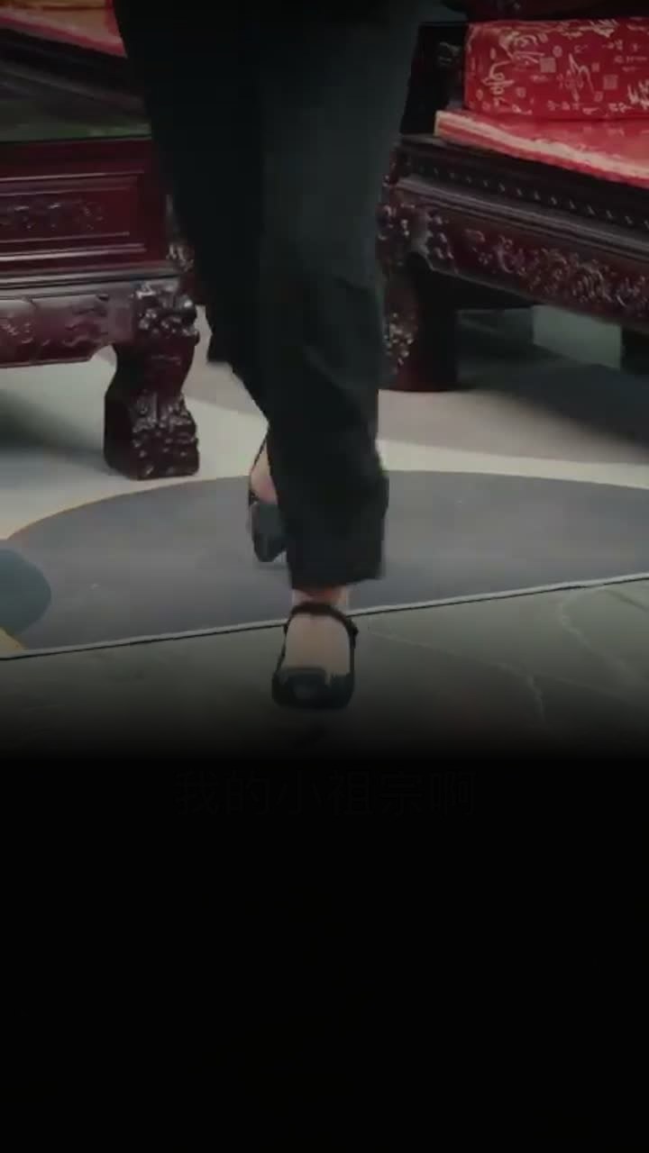 他假装高冷却偷偷给我占了三年座位